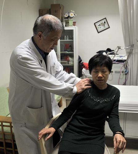 一位患有頸椎病的市民來(lái)到北京海運(yùn)倉(cāng)小區(qū)衛(wèi)生服務(wù)站接受按摩治療(4月10日攝)。新華社記者 李文 攝