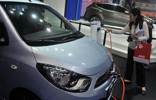 4月23日,一位參觀者在了解北京現(xiàn)代推出的一款電動(dòng)轎車。新華社記者 公磊 攝
