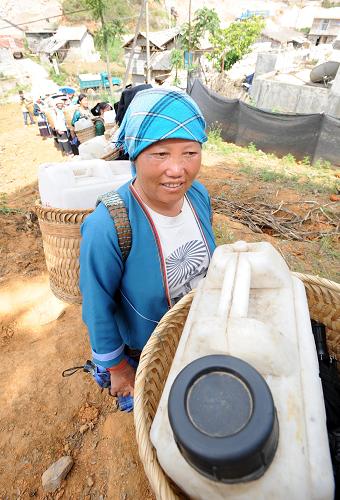 在廣西百色市隆林各族自治縣豬場鄉(xiāng)豬場村,一名婦女在排隊接水(5月8日攝)。新華社記者 陸波岸 攝