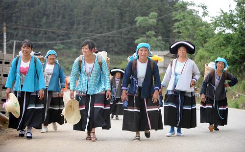 在廣西百色市隆林各族自治縣豬場鄉(xiāng)豬場村,婦女們背水走在回家的路上(5月8日攝)。新華社記者 陸波岸 攝