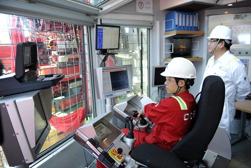 5月9日,司鉆邱銳在“海洋石油981”上操作鉆機(jī)。新華社記者 金良快 攝
