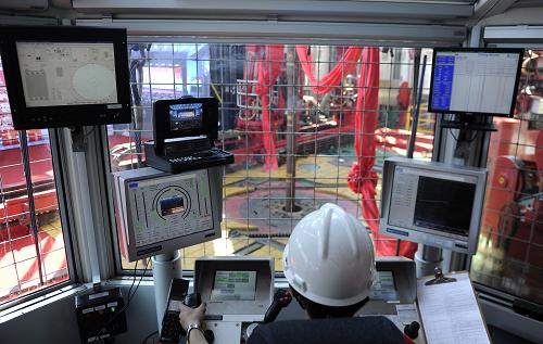 5月9日,司鉆邱銳在“海洋石油981”上操作鉆機(jī)。新華社記者 金良快 攝