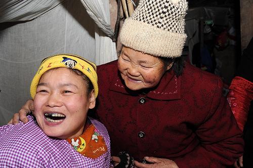 朱厚英(右)和女兒張萬英在一起(2012年2月11日拍攝)。重慶市云陽縣黃石鎮(zhèn)中灣村的朱厚英,42年來一直不離不棄的照顧腦癱女兒,演繹了一曲偉大的母愛之歌。新華社發(fā)