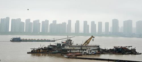 高水位下的湘江長沙段主航道(5月10日攝)。連日來,長沙湘江水位受強(qiáng)降雨影響持續(xù)上漲。據(jù)長沙水文站監(jiān)測數(shù)據(jù)顯示,截至10日上午8時(shí),湘江長沙段水位漲至30.34米,較前日上漲1.27米。據(jù)氣象部門預(yù)報(bào),未來幾天,長沙地區(qū)仍將有大到暴雨,并伴有短時(shí)雷暴大風(fēng)等強(qiáng)對(duì)流天氣。目前,當(dāng)?shù)胤姥床块T正嚴(yán)密監(jiān)控湘江雨情、水情的變化,加強(qiáng)巡查值守。新華社記者 龍弘濤 攝