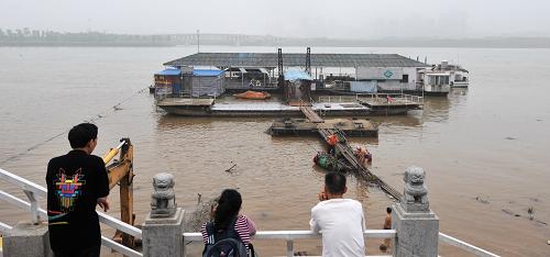 長沙市民在湘江邊觀望不斷上漲的水位(5月10日攝)。新華社記者 龍弘濤 攝