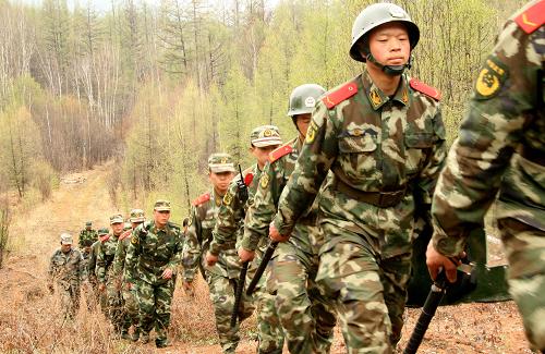 武警內(nèi)蒙古大興安嶺森林支隊官兵在林海深處巡邏(5月22日攝)。近日,內(nèi)蒙古大興安嶺林業(yè)管理局組織200名森林公安干警、武警森林部隊官兵和護林員,對大興安嶺北部原始林區(qū)開展為期一周的“三清”(清山、清河、清人員)行動,防范森林火災發(fā)生,保護原始林區(qū)生態(tài)。新華社發(fā)(毛亞團 攝)