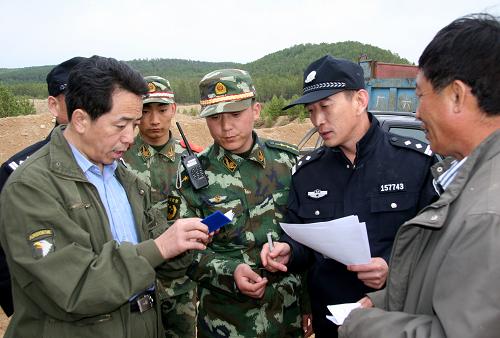 參加“三清”的工作人員在檢查入山人員的證件(5月20日攝)。新華社發(fā)(毛亞團 攝)