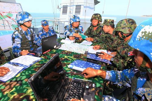 中泰海軍陸戰(zhàn)隊(duì)指揮員在登陸艦上開設(shè)聯(lián)合訓(xùn)練指揮所(5月24日攝)。新華社記者 查春明 攝