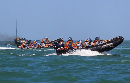 中泰海軍陸戰(zhàn)隊(duì)雙方隊(duì)員乘橡皮舟進(jìn)行編波泛水訓(xùn)練(5月24日攝)。新華社記者 查春明 攝