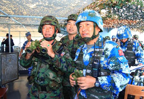 中泰海軍陸戰(zhàn)隊(duì)指揮員在一起研究聯(lián)訓(xùn)方案(5月24日攝)。新華社記者 查春明 攝