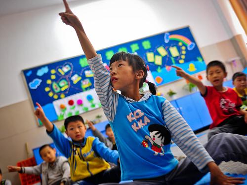 5月24日,孩子們?cè)谶M(jìn)行感知肌能練習(xí)。新華社記者 肖藝九 攝