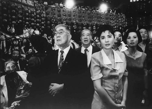 1993年,北京申辦奧運會失敗。圖為當(dāng)年9月23日,在北京電視臺“9·23北京之夜”直播現(xiàn)場,電視墻里薩馬蘭奇宣布的結(jié)果驚呆了在場的所有人。新華社發(fā)