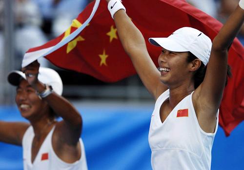 2004年8月22日,中國選手孫甜甜(右)、李婷在奧運會網球女子雙打決賽中,以2比0戰(zhàn)勝西班牙選手馬丁內斯/帕斯奎爾獲得冠軍。這是中國選手首次獲得女子網球奧運金牌。新華社發(fā)