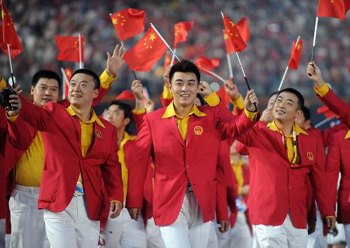 2008年中國成功舉辦了第29屆奧運會。在北京奧運會上,中國派出了由639名運動員組成的有史以來人數(shù)最多的中國代表團。中國選手也創(chuàng)造了中國代表團有史以來最好的奧運成績,以51金、21銀、28銅的成績排名金牌榜首位。這是8月8日,中國代表團在北京奧運會開幕式上入場。新華社發(fā)
