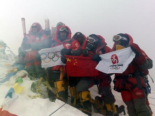 2008年5月8日9時17分,奧運火炬登上了世界最高峰珠穆朗瑪峰峰頂,實現(xiàn)了奧運火炬登上地球之巔的人類夢想,為北京奧運會的隆重開幕獻上了一份厚禮。圖為登山隊員在峰頂展示“祥云”火炬、火種燈、中國國旗、奧運五環(huán)旗和北京奧運會會徽旗。新華社發(fā)
