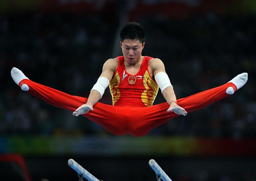 這是2008年8月12日,中國選手李小鵬在北京奧運會雙杠比賽中。在雅典奧運會僅獲得1枚金牌的中國體操隊在北京奧運會上狂掠9金,男、女團體同時登頂,成為名副其實的“夢之隊”。新華社發(fā)