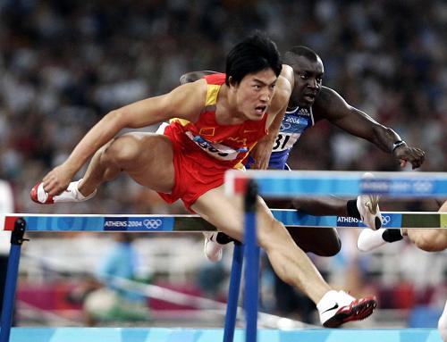 這是2004年8月27日,中國選手劉翔在雅典奧運會男子110米欄中奪得金牌,成為中國人的驕傲。新華社發(fā)