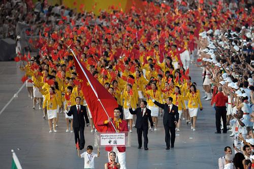 2008年中國成功舉辦了第29屆奧運會。在北京奧運會上,中國派出了由639名運動員組成的有史以來人數(shù)最多的中國代表團。中國選手也創(chuàng)造了中國代表團有史以來最好的奧運成績,以51金、21銀、28銅的成績排名金牌榜首位。這是8月8日,中國代表團在北京奧運會開幕式上入場。新華社發(fā)
