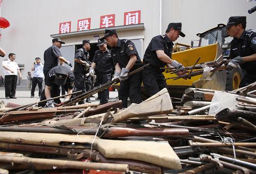 6月12日,特警將收繳的非法槍支搬上鏟車準(zhǔn)備集中銷毀。新華社發(fā)(萬(wàn)象 攝)
