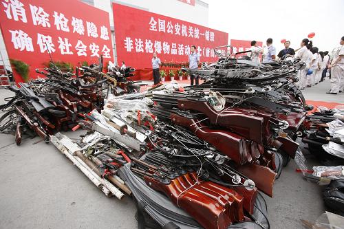 6月12日,公安干警在儀式現(xiàn)場(chǎng)展示收繳的非法槍械。新華社發(fā)(萬(wàn)象 攝)