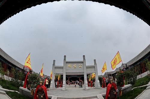 這是游客在山海鎮(zhèn)總兵府參觀(7月8日攝)。新華社記者 楊世堯 攝