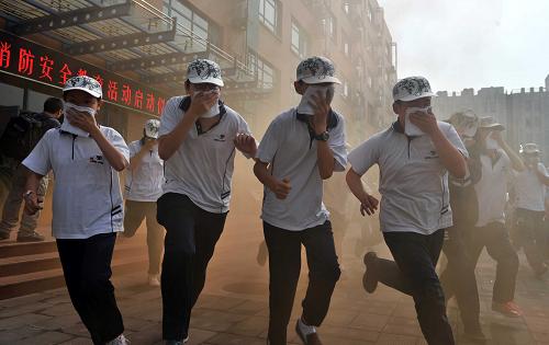 7月10日,北京159中學(xué)的學(xué)生演練安全疏散。新華社記者 李文 攝