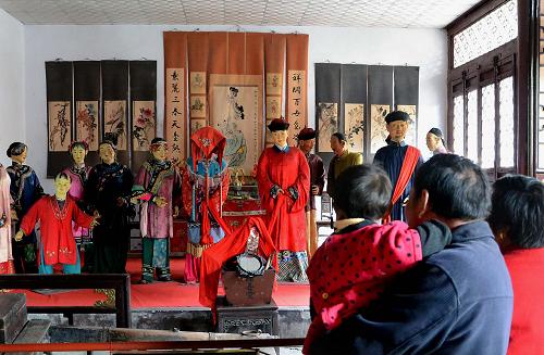 游客們在洛陽民俗博物館的傳統(tǒng)婚俗展廳內(nèi)參觀(2012年4月12日攝)。新華社記者 王頌 攝