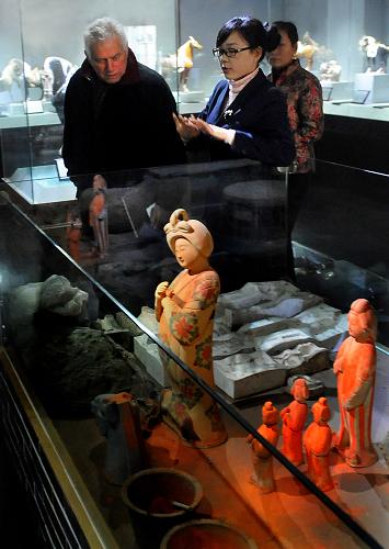 在洛陽唐三彩博物館內(nèi),一位外國游客在聆聽講解員介紹唐三彩的制作工藝(2011年12月18日攝)。新華社記者 王頌 攝