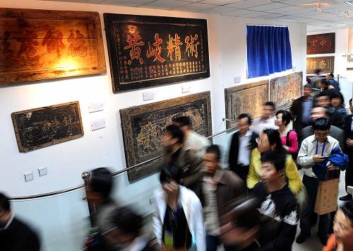 游客們涌入洛陽匾額博物館的展廳(2009年4月11日攝)。新華社記者 王頌 攝