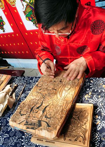 在洛陽民俗博物館內(nèi),一位藝人在刻制傳統(tǒng)木板年畫的模板(2009年4月11日攝)。新華社記者 王頌 攝