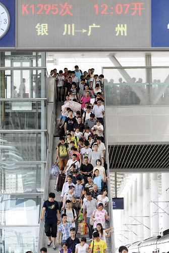 7月11日,旅客在寧夏銀川火車站進站上車。新華社記者 彭昭之 攝