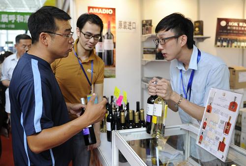 7月13日,“活力澳門推廣周”的參展商(右)向顧客介紹產(chǎn)品。當(dāng)日,為期三天的“活力澳門推廣周”在呼和浩特市內(nèi)蒙古國(guó)際會(huì)展中心開幕。本次“活力澳門推廣周”活動(dòng)包括商品展示、展銷、商貿(mào)洽談、商業(yè)推介和現(xiàn)場(chǎng)推廣等內(nèi)容,共有100多家澳門中小企業(yè)參展。“活力澳門推廣周”自2009年以來先后在上海、重慶、北京等9個(gè)城市進(jìn)行巡回推廣活動(dòng)。新華社記者 趙婷婷 攝