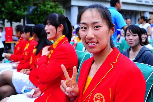 7月15日,2008北京奧運會賽艇女子四人雙槳比賽冠軍唐賓(前)亮相中國賽艇隊2012倫敦奧運會出征儀式。新華社發(fā)(劉海東 攝)