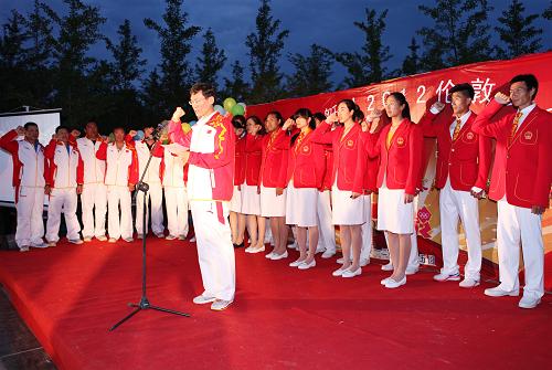 7月15日,中國賽艇隊的領(lǐng)隊、教練員、運動員在出征儀式上宣誓。新華社發(fā)(范東林 攝)