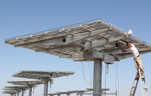 8月6日,一名工人在新疆哈密市石城子光伏園區(qū)弗光太陽(yáng)能電站施工工地安裝太陽(yáng)能板組件。 日前,新型太陽(yáng)能光伏產(chǎn)品——高聚光太陽(yáng)能項(xiàng)目正式落戶新疆哈密市石城子光伏園區(qū),一期工程為20兆瓦。 據(jù)介紹,這項(xiàng)高聚光太陽(yáng)能技術(shù)有追熱功能,即陽(yáng)光接收儀器可跟隨太陽(yáng)從東到西移動(dòng),并與之保持垂直,高效接收陽(yáng)光。此外,這項(xiàng)光伏新技術(shù)還突破了晶體硅和薄膜太陽(yáng)能的運(yùn)用局限,聚光倍數(shù)超過1200倍,光電轉(zhuǎn)換效率超過29%,具有發(fā)電量穩(wěn)定、發(fā)電率高等特點(diǎn)。新華社發(fā)(普拉提 攝)