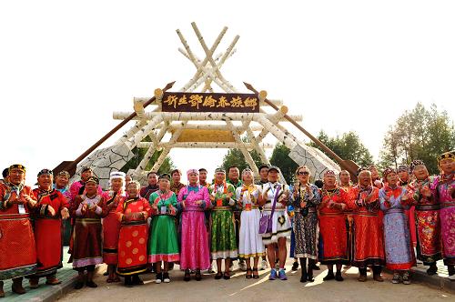 8月6日,身著民族服裝的鄂倫春族群眾唱著民族曲調(diào)歡迎客人的到來(lái)。新華社記者 王建威 攝