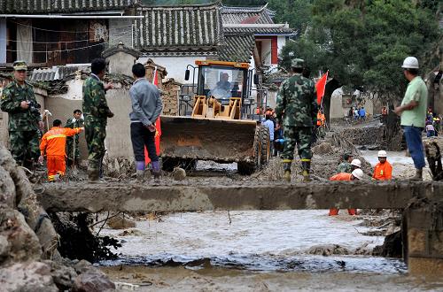 8月7日,救援官兵等在云南省洱源縣鳳羽鎮(zhèn)鐵甲村的泥石流災(zāi)區(qū)清理淤泥。新華社記者 藺以光 攝