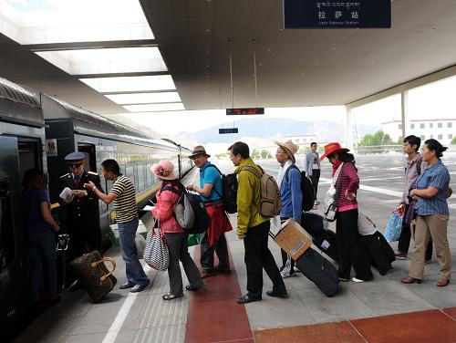 這是京藏車隊(duì)第七組乘務(wù)員在拉薩火車站迎候旅客上車(8月12日攝)。新華社記者 唐召明 攝