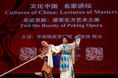 8月19日,在美國(guó)紐約佩斯大學(xué)劇院,京劇表演藝術(shù)家呂昆山(左)和陳淑芳表演《秋江》選段。新華社記者 伍婧丹 攝