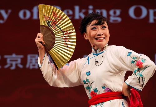 8月19日,在美國(guó)紐約佩斯大學(xué)劇院,京劇演員唐禾香介紹“旦”行藝術(shù)特征。新華社記者 伍婧丹 攝
