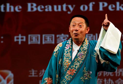 8月19日,在美國(guó)紐約佩斯大學(xué)劇院,京劇表演藝術(shù)家呂昆山介紹“丑”行藝術(shù)特征。新華社記者 伍婧丹 攝