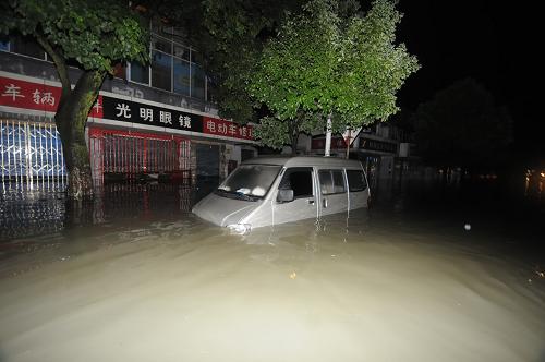 8月22日凌晨,南昌市三店西路一輛小車被困水中。新華社發(fā)(王小偉 攝)