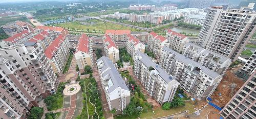 湖南省會長沙一處新建商品房小區(qū)(8月22日攝)。湖南省統(tǒng)計局20日發(fā)布分析報告稱,2012年1月至7月,湖南省房地產(chǎn)開發(fā)動力仍顯不足,開發(fā)投資、到位資金增幅繼續(xù)回落,土地購置量大幅下降,新開工面積降幅擴大。據(jù)統(tǒng)計,1-7月湖南省房地產(chǎn)開發(fā)完成投資1071.67億元,比2011年同期下降25.2個百分點,比1-6月下降2.6個百分點;全省房地產(chǎn)開發(fā)企業(yè)本年土地購置面積469.94萬平方米,同比下降37.9%,降幅比1-6月擴大17.1個百分點;本年土地成交價款64.93億元,下降53.6%。新華社記者 龍弘濤 攝