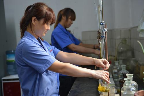 8月22日,恒源煤焦電化有限公司的員工對(duì)由污水處理成的軟化水進(jìn)行水質(zhì)化驗(yàn)。新華社記者 李鑫 攝