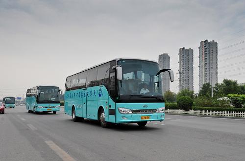 9月6日,天津服務(wù)夏季達沃斯的LNG清潔能源客車投入使用。新華社記者 張超群 攝