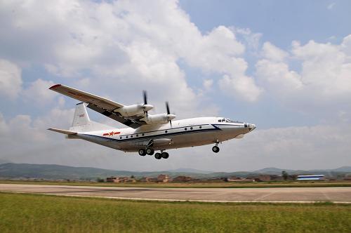 9月9日,載有兩名重傷員的成空航空兵某師飛機(jī)從昭通機(jī)場起飛,直奔昆明。新華社發(fā)(閔忠 攝)