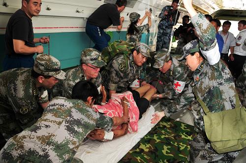 9月9日,成空航空兵某師官兵配合醫(yī)療救護(hù)人員固定重傷員,準(zhǔn)備起飛。新華社發(fā) (閔忠 攝)