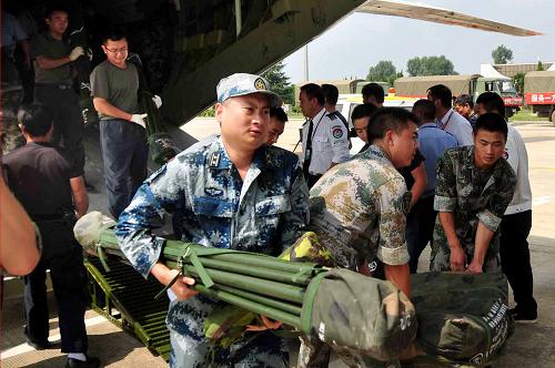 9月9日,飛機(jī)在昭通機(jī)場降落后,成空航空兵某師官兵快速卸載救災(zāi)物資。新華社發(fā)(閔忠 攝)