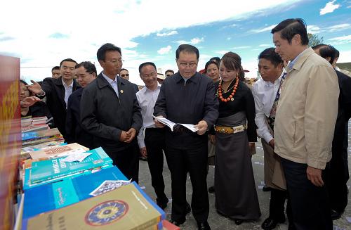 9月5日至9日,中共中央政治局常委李長(zhǎng)春先后到阿壩、成都等地,深入村寨、企業(yè)、社區(qū)和宣傳文化單位,就四川推進(jìn)災(zāi)后恢復(fù)重建和發(fā)展振興、加快轉(zhuǎn)變經(jīng)濟(jì)發(fā)展方式、推動(dòng)文化繁榮發(fā)展等進(jìn)行調(diào)研。 這是9月6日,李長(zhǎng)春在紅原縣下哈拉瑪村了解牧民群眾的文化生活情況。新華社記者 江宏景 攝