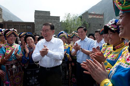 這是9月7日,李長(zhǎng)春在理縣桃坪羌寨實(shí)地察看群眾安置和恢復(fù)重建情況。新華社記者 江宏景 攝
